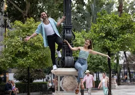 Llega a Sevilla 'Cantando bajo la lluvia' con Diana Roig y Adrià García como protagonistas