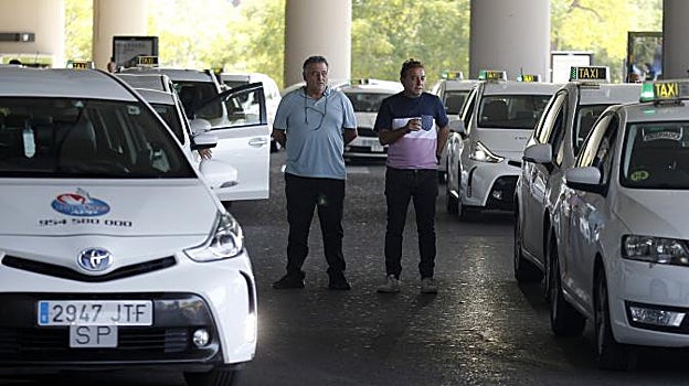Imagen de la parada de taxis de la estación de Santa Justa