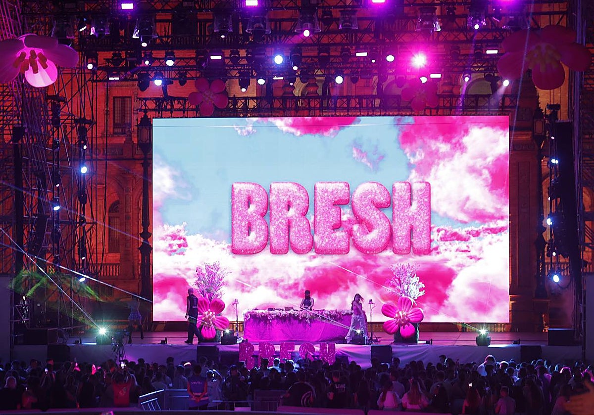 Escenario de la Fiesta Bresh en la Plaza de España de Sevilla durante el Icónica Sevilla Fest