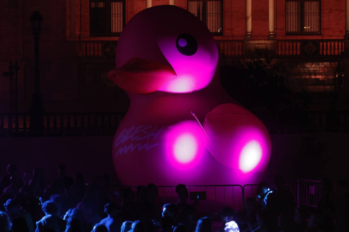 Escenario de la Fiesta Bresh en la Plaza de España de Sevilla durante el Icónica Sevilla Fest