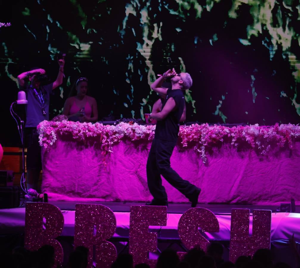 Escenario de la Fiesta Bresh en la Plaza de España de Sevilla durante el Icónica Sevilla Fest