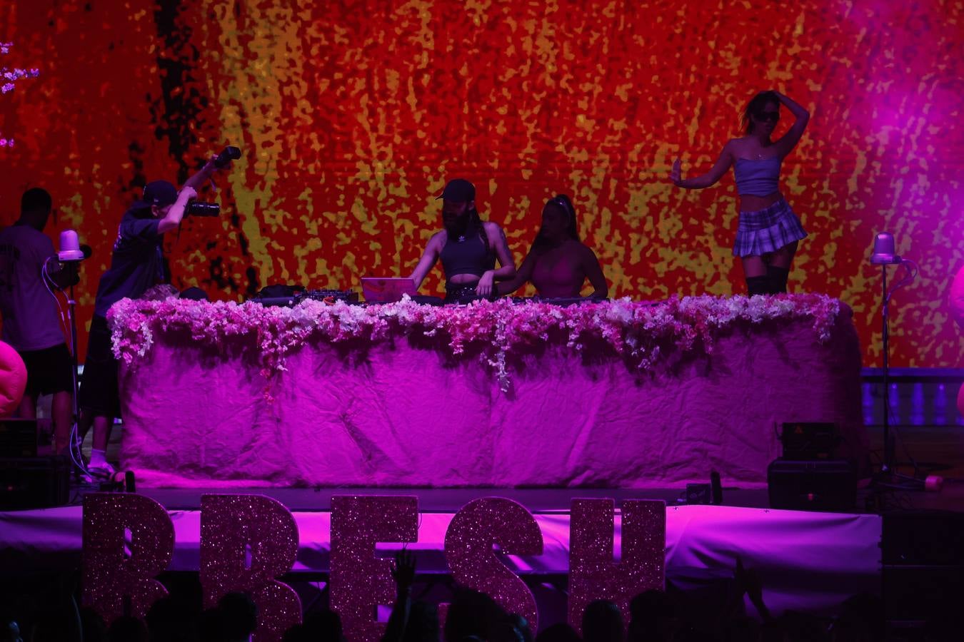 Escenario de la Fiesta Bresh en la Plaza de España de Sevilla durante el Icónica Sevilla Fest