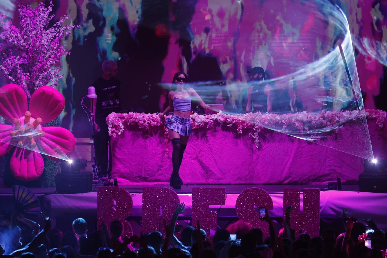 Escenario de la Fiesta Bresh en la Plaza de España de Sevilla durante el Icónica Sevilla Fest