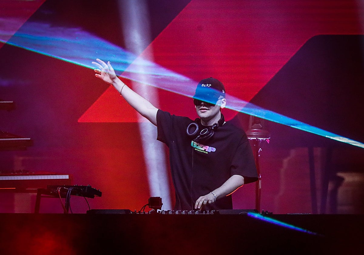 El argentino Bizarrap hizo disfrutar anoche a más de 15.000 personas en la Plaza de España