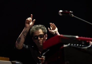 El concierto de Andrés Calamaro en el Cartuja Center de Sevilla, en imágenes