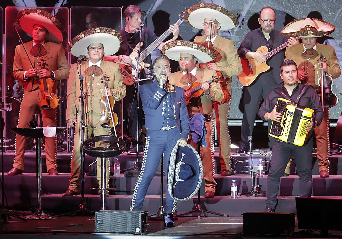 Alejandro Fernández, en su concierto del Icónica Sevilla Fest