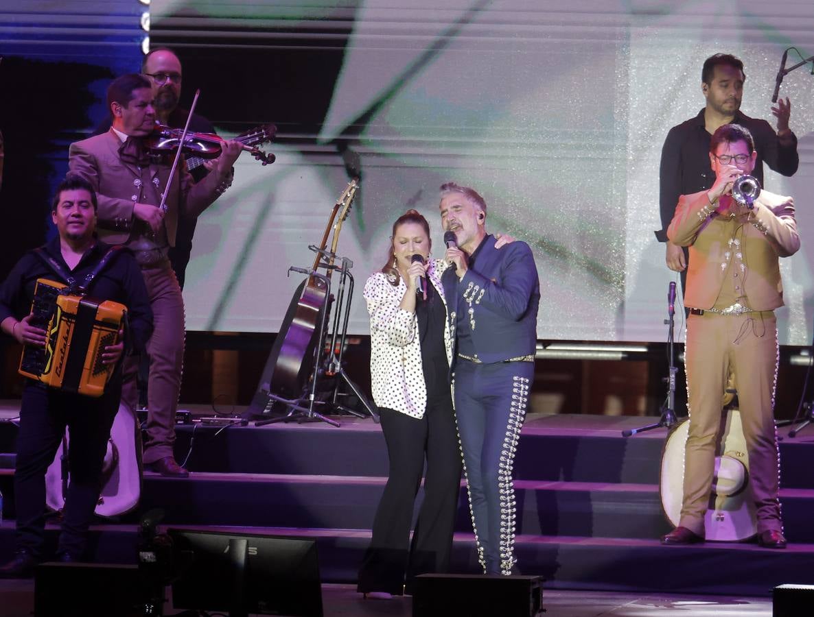 Niña Pastori subió al escenario para cantar con Alejandro Fernández en Sevilla