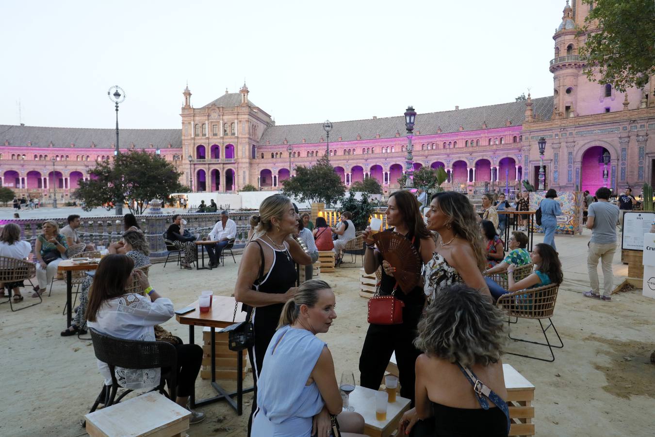 Ambiente previo al concierto de Vanesa Martín en la Plaza de España