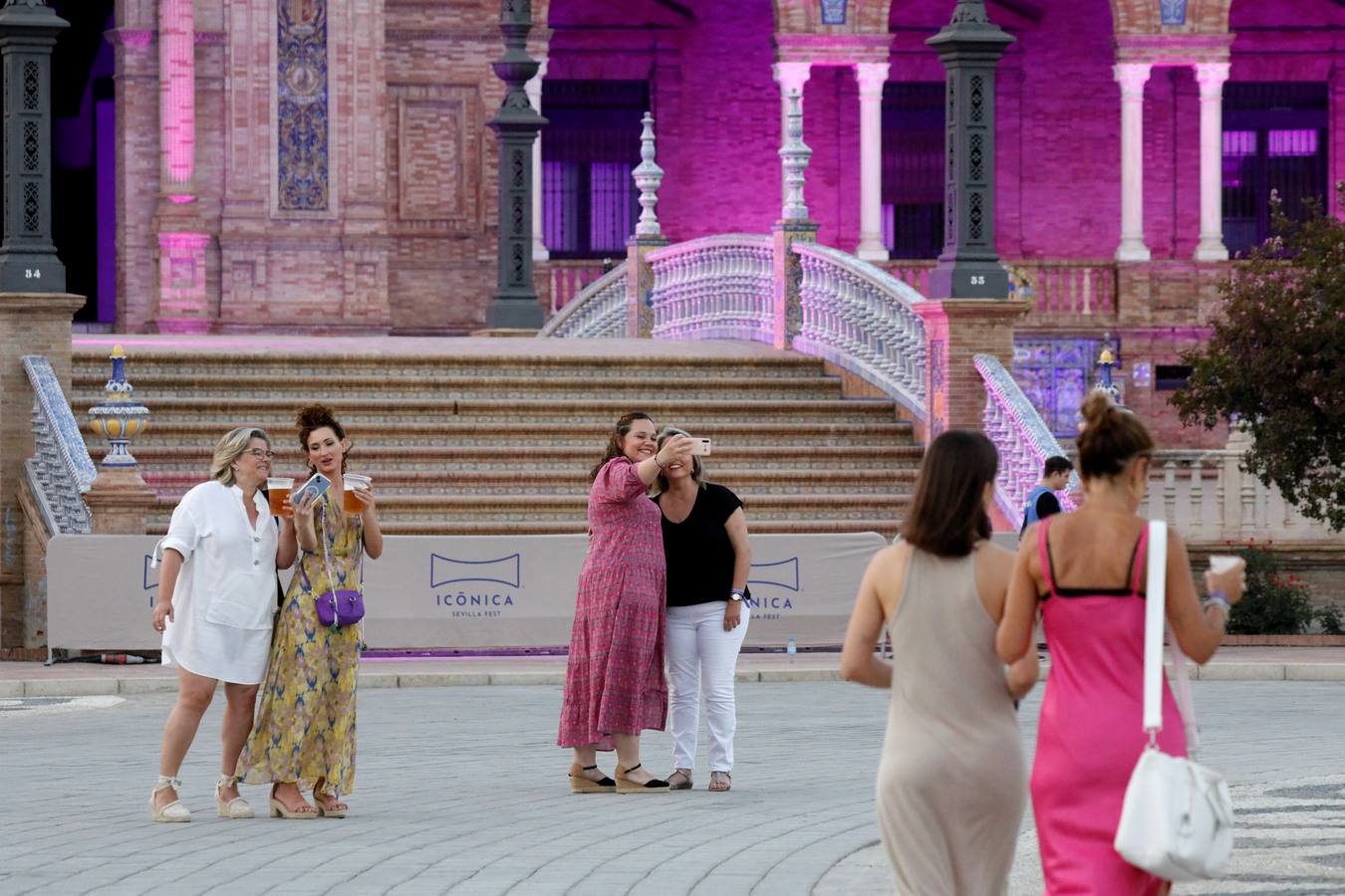 Ambiente previo al concierto de Vanesa Martín en la Plaza de España