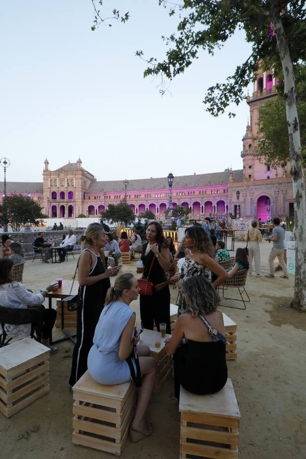 Ambiente previo al concierto de Vanesa Martín en la Plaza de España