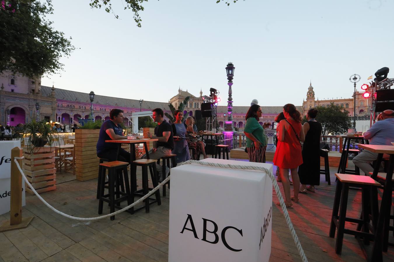 Ambiente previo al concierto de Vanesa Martín en la Plaza de España