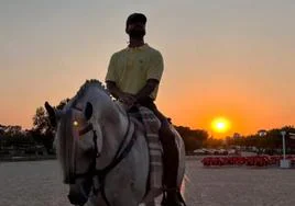 Maluma disfruta en El Rocío montando a caballo antes de su concierto en Sevilla: «Parece un sueño»