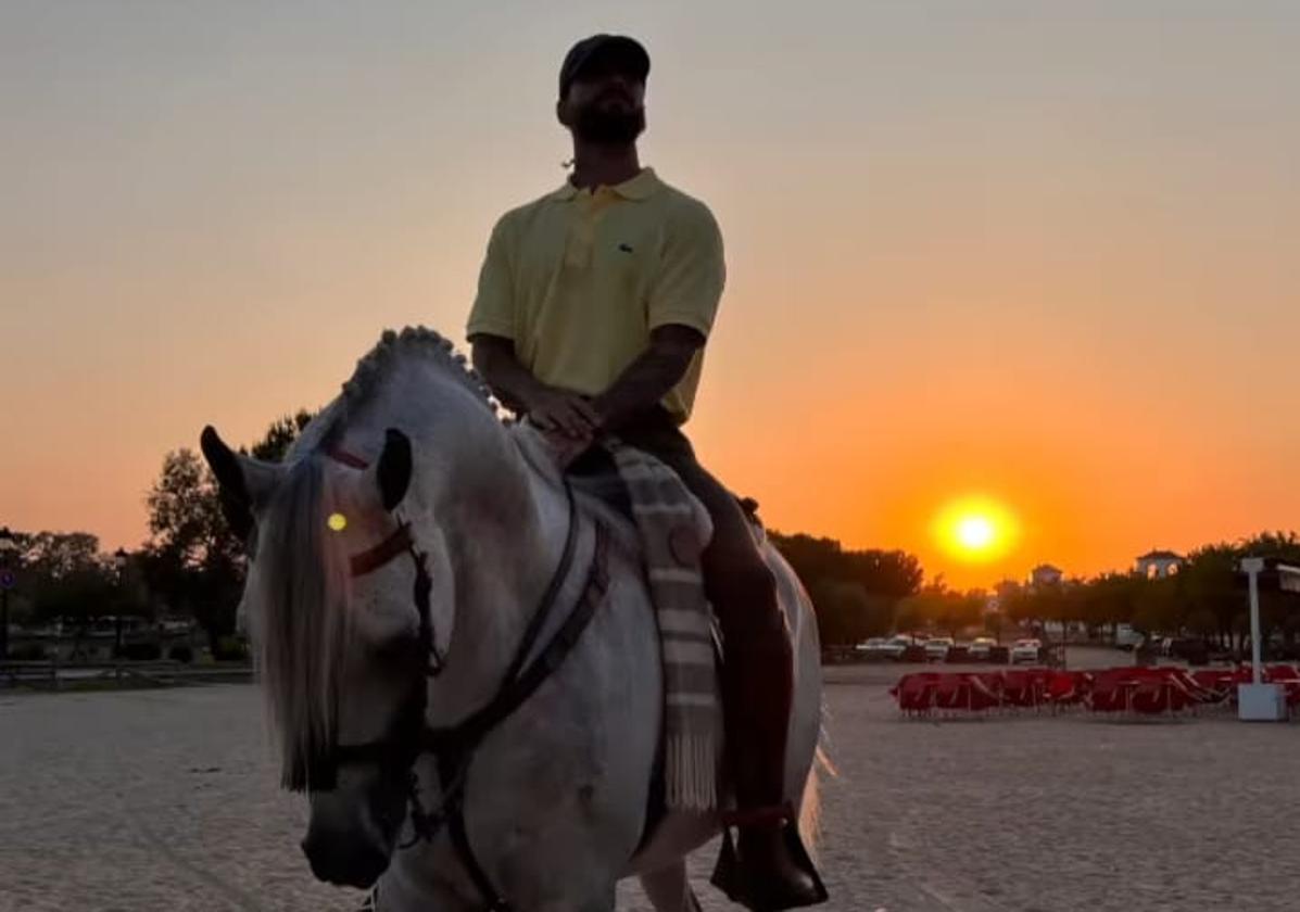 Maluma posa montado a caballo en la aldea de El Rocío