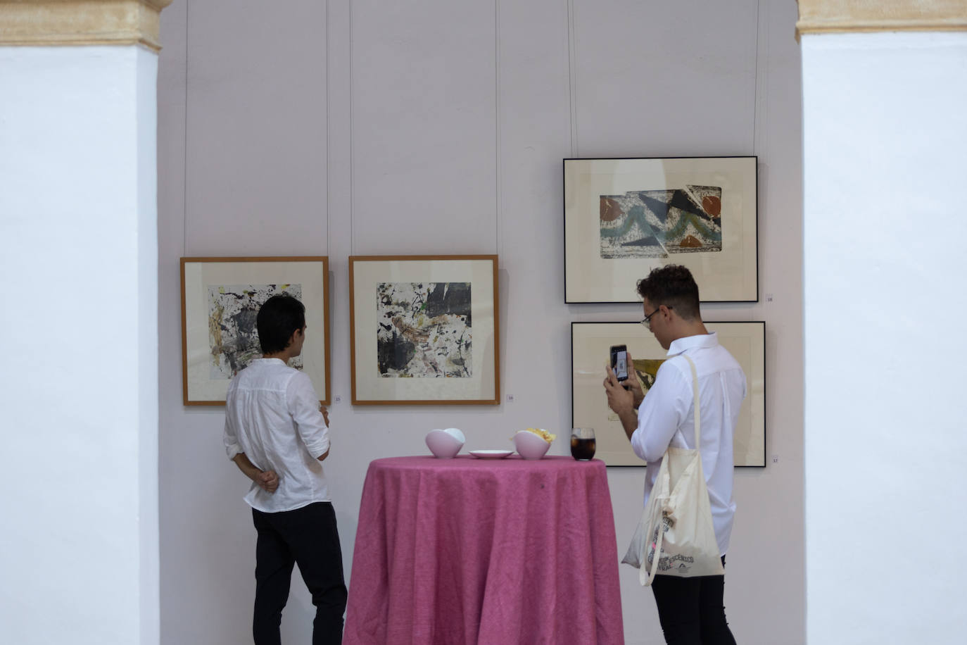 Inauguración de la exposición solidaria de la Fundación La Caixa en Sevilla