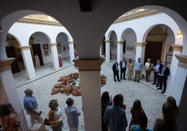 La exposición solidaria de la Fundación La Caixa en Sevilla, en imágenes