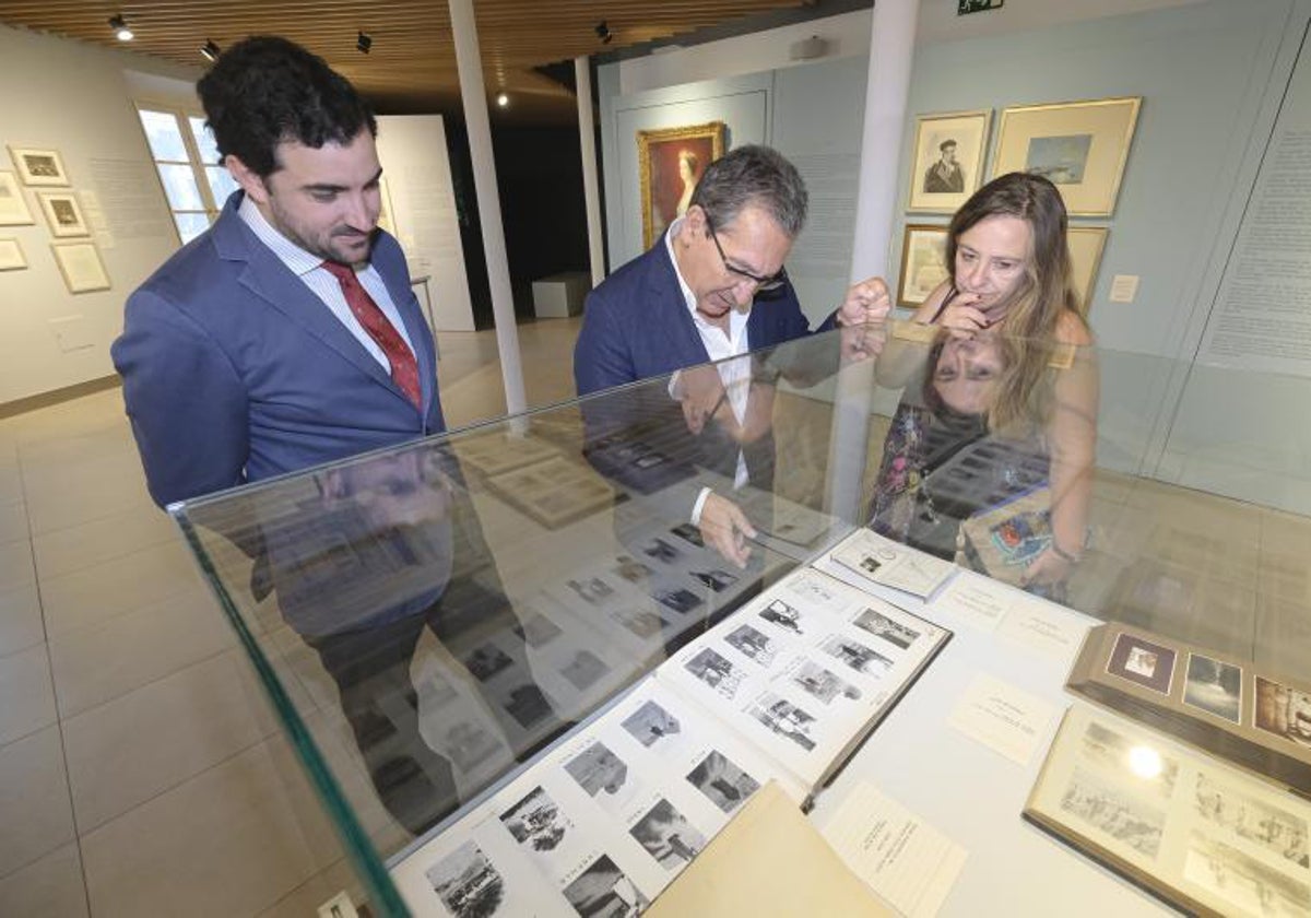 Álvaro Romero, Antonio Pulido y Myriam Seco, durante la inauguración de la exposición