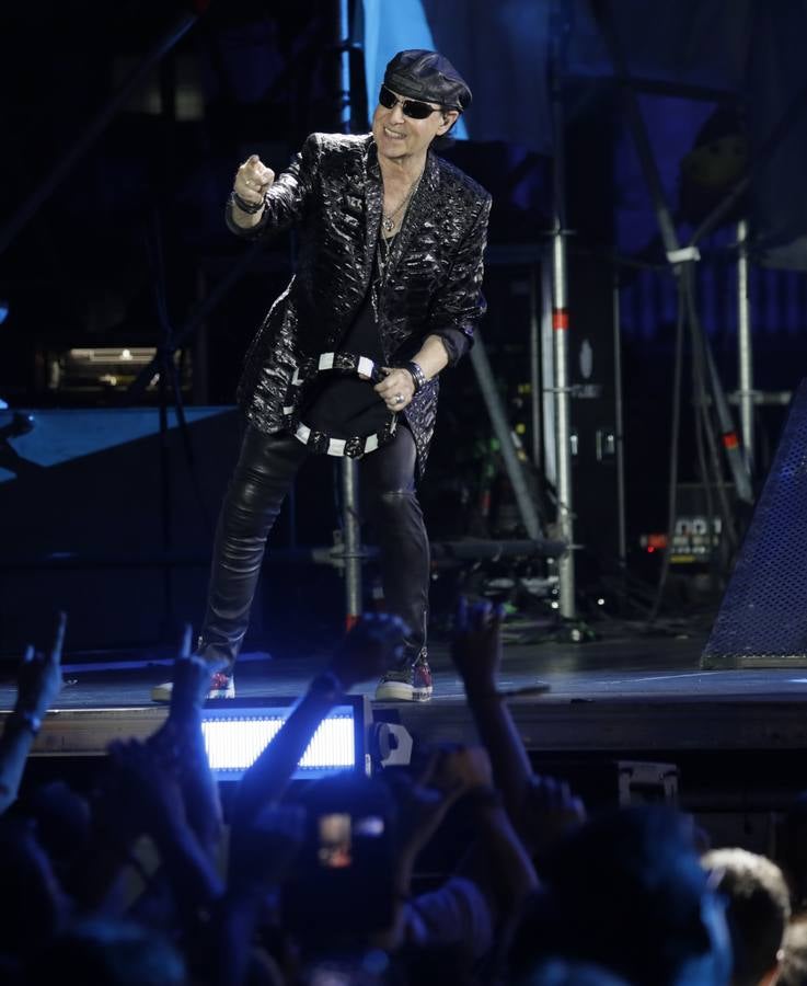 El grupo Scorpions, en plena actuación en la Plaza de España de Sevilla este martes