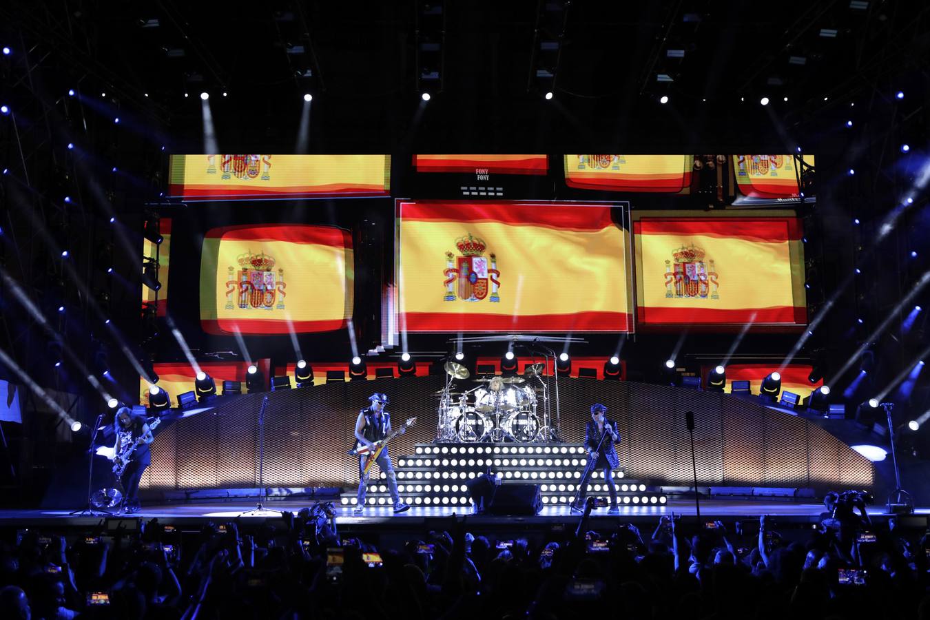 El grupo Scorpions, en plena actuación en la Plaza de España de Sevilla este martes