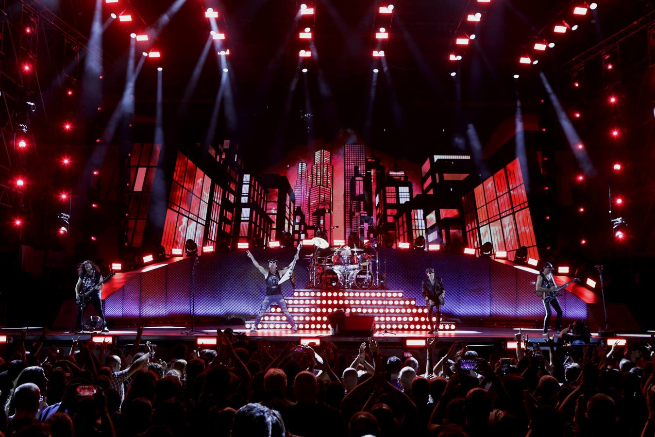 El grupo Scorpions, en plena actuación en la Plaza de España de Sevilla este martes