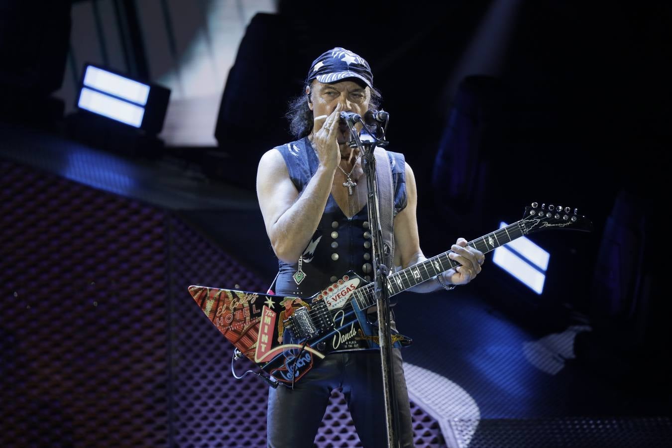 El grupo Scorpions, en plena actuación en la Plaza de España de Sevilla este martes