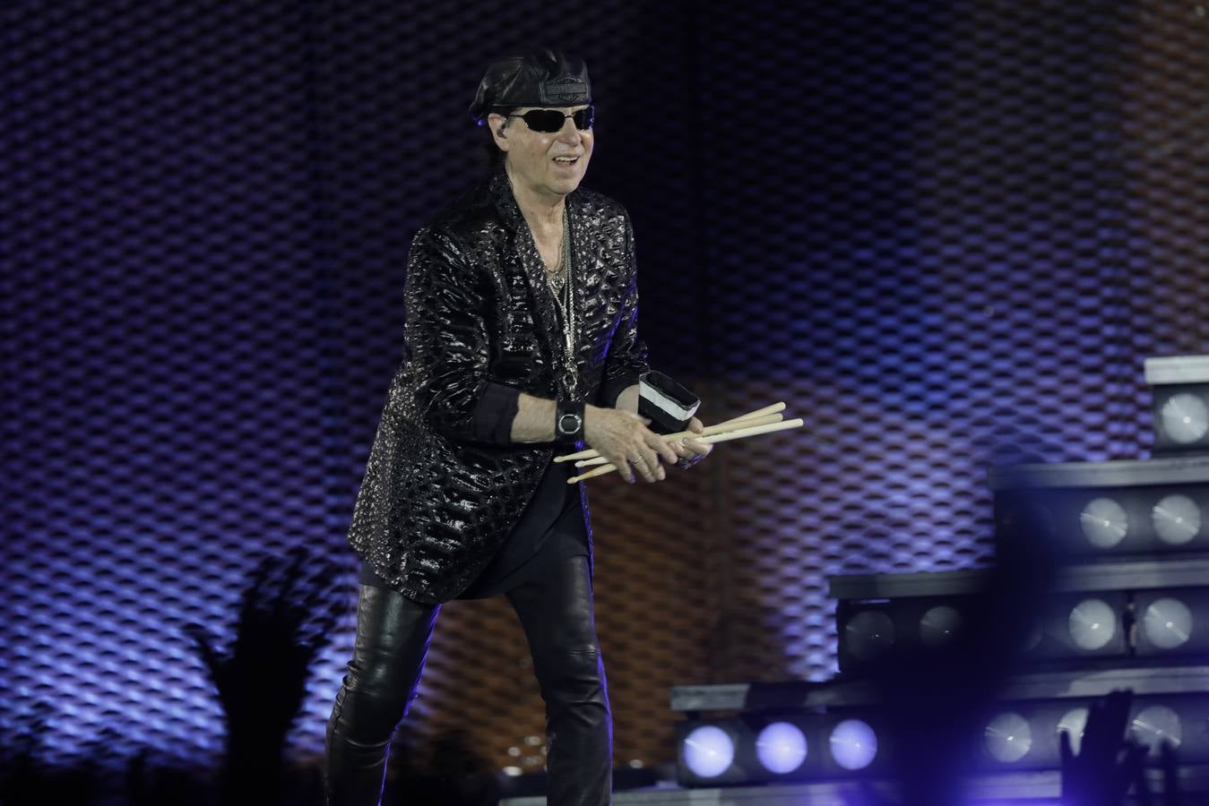 El grupo Scorpions, en plena actuación en la Plaza de España de Sevilla este martes