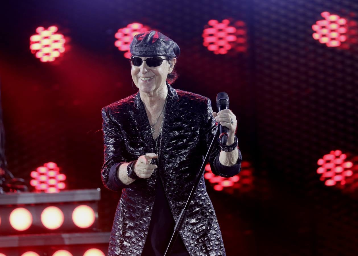 El grupo Scorpions, en plena actuación en la Plaza de España de Sevilla este martes