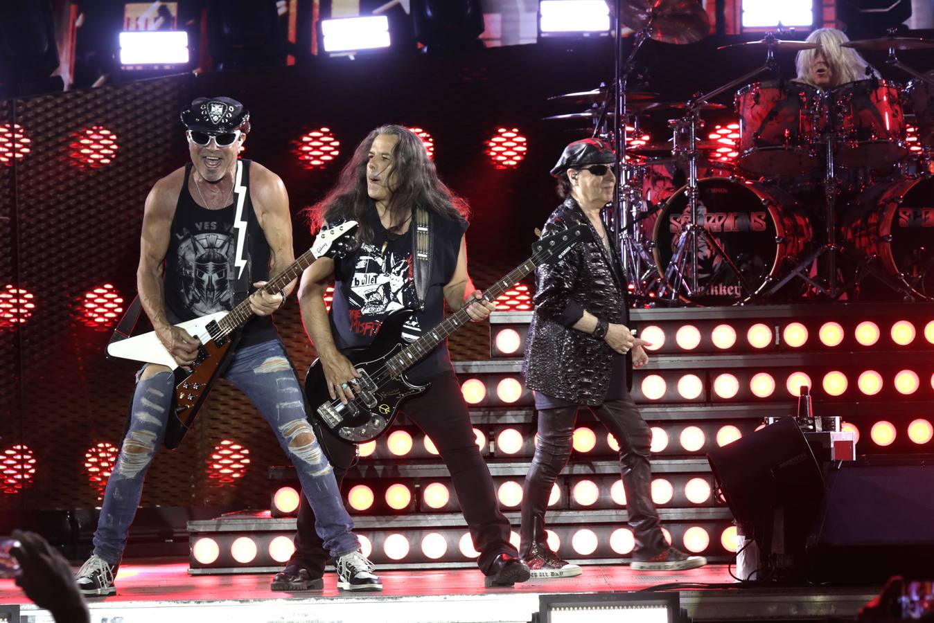 El grupo Scorpions, en plena actuación en la Plaza de España de Sevilla este martes