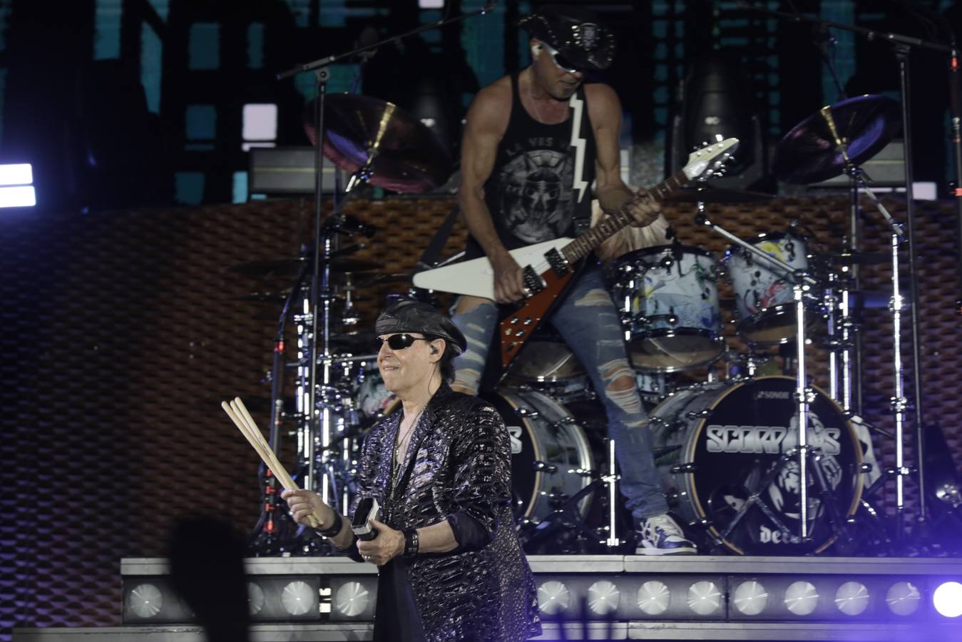 El grupo Scorpions, en plena actuación en la Plaza de España de Sevilla este martes
