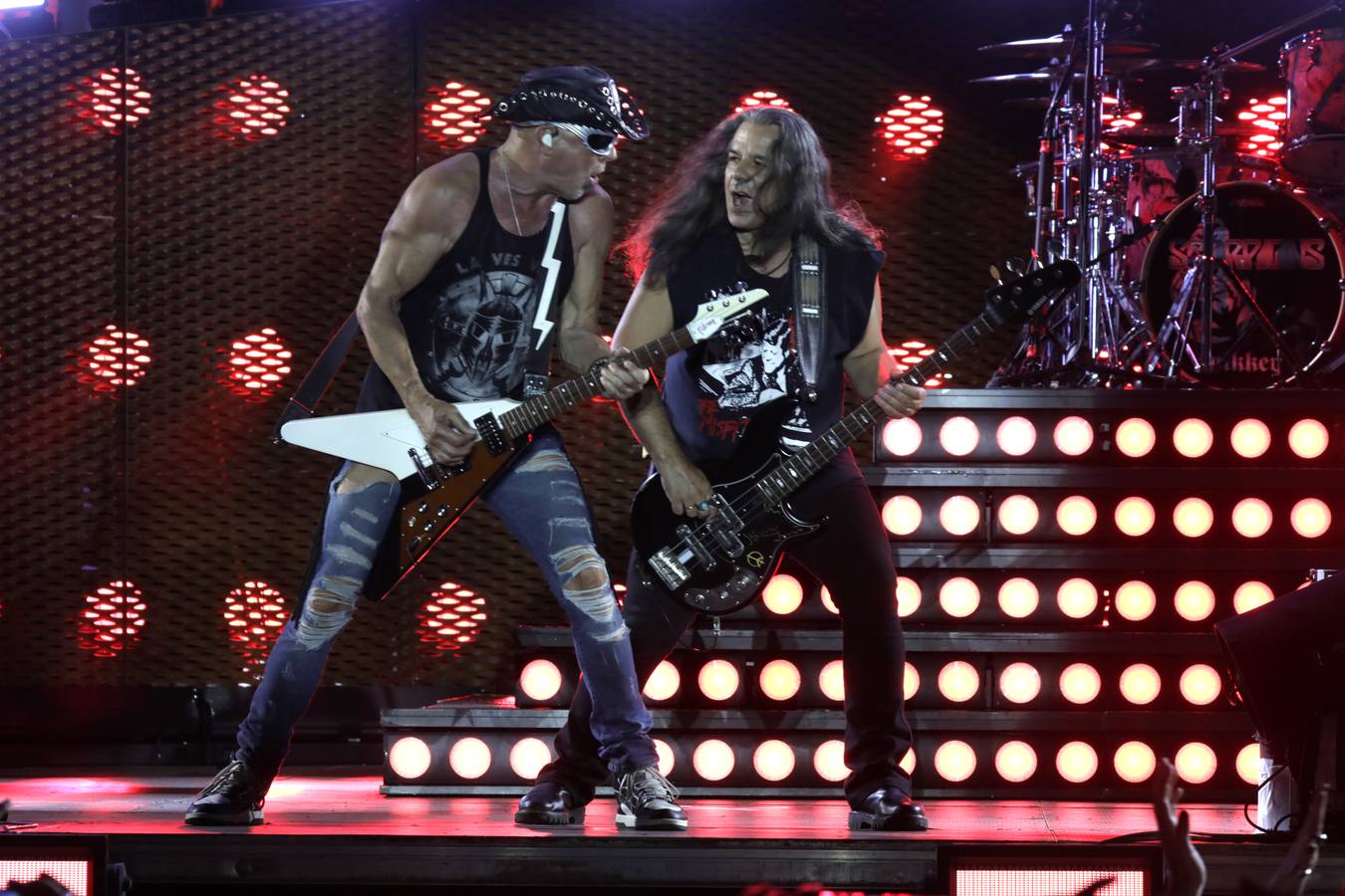 El grupo Scorpions, en plena actuación en la Plaza de España de Sevilla este martes