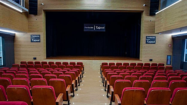 El teatro Cajasol de Sevilla también acoge en verano numerosas citas culturales para el gran público