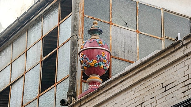 Adorno de la facha de uno de los antiguos talleres de la calle Alfarería