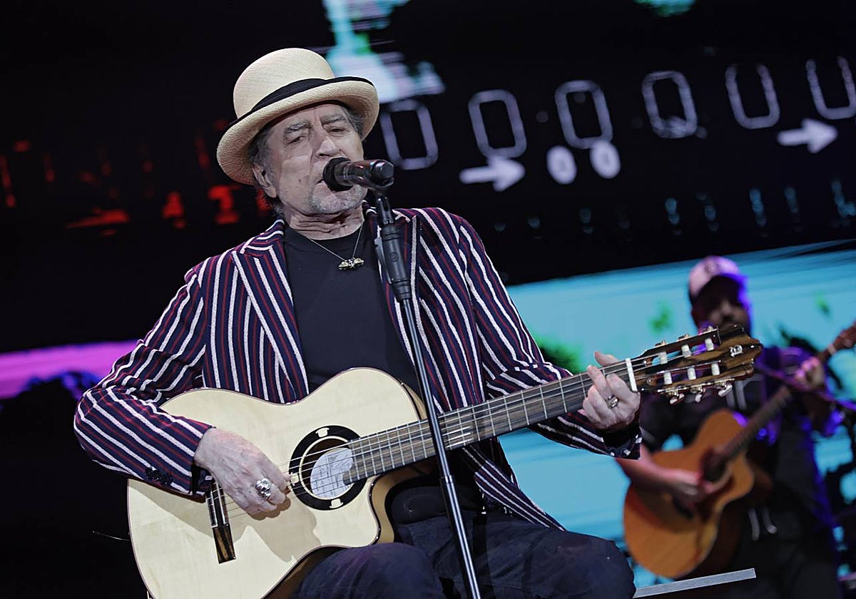 Momento de la actuación de Sabina sobre el escenario de la Maestranza