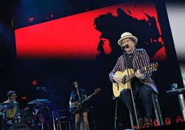 Joaquín Sabina le dedica su concierto en Sevilla a Curro Romero: «Siempre he venido a la Maestranza a ver al Faraón de Camas»