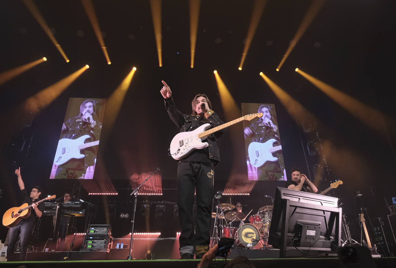 El concierto de Juanes en el auditorio del Cartuja Center CITE de Sevilla