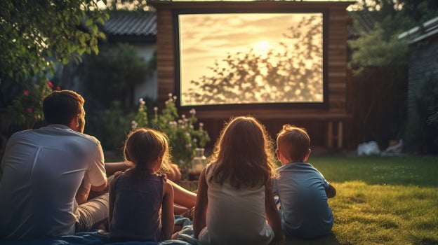 Familia disfrutando de una sesión de cine de verano.