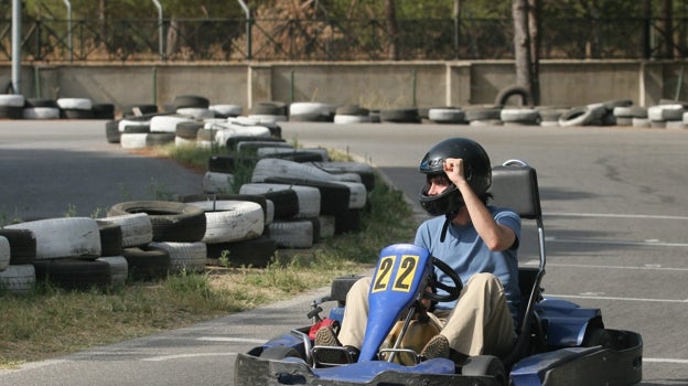 Joven conduciendo un kart en Sevilla.