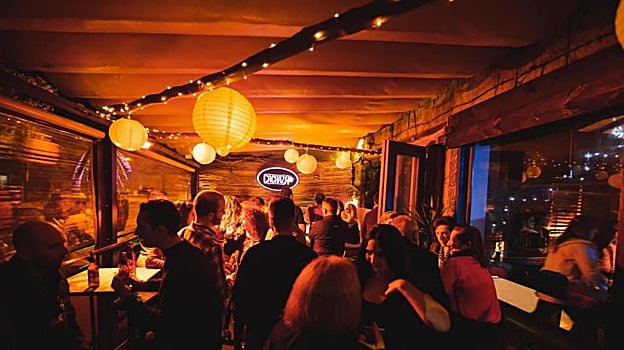 Grupo de personas en Cachaza Café Karaoke