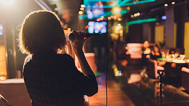 Karaoke en Sevilla: el mejor plan para poner a prueba tu talento y divertirte con amigos