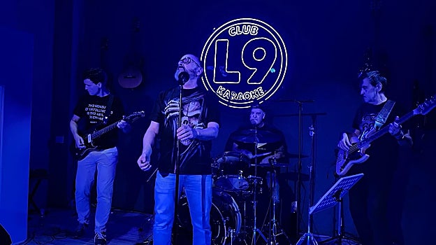 Grupo de música cantando en el escenario