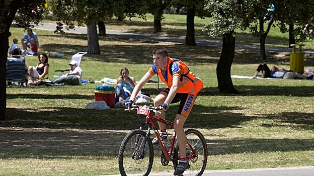 Joven paseando en bicicleta en el parque del Alamillo