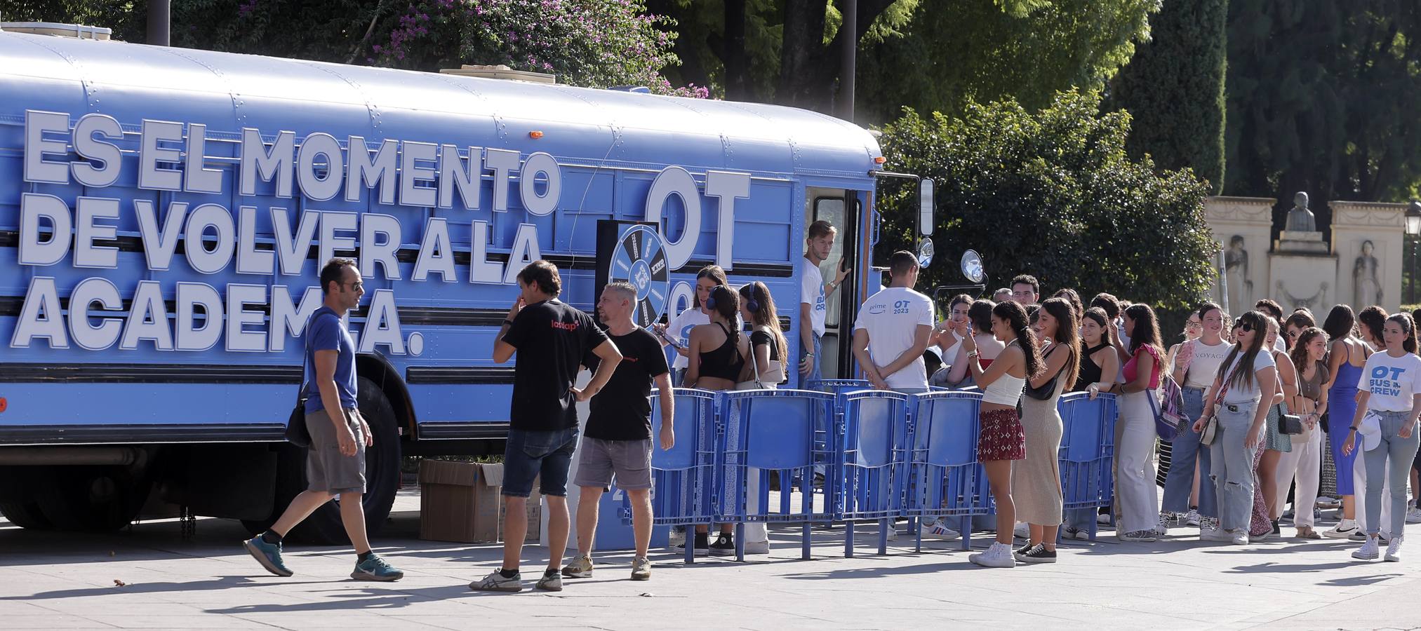 El autobús de OT ha causado una gran expectación en Sevilla