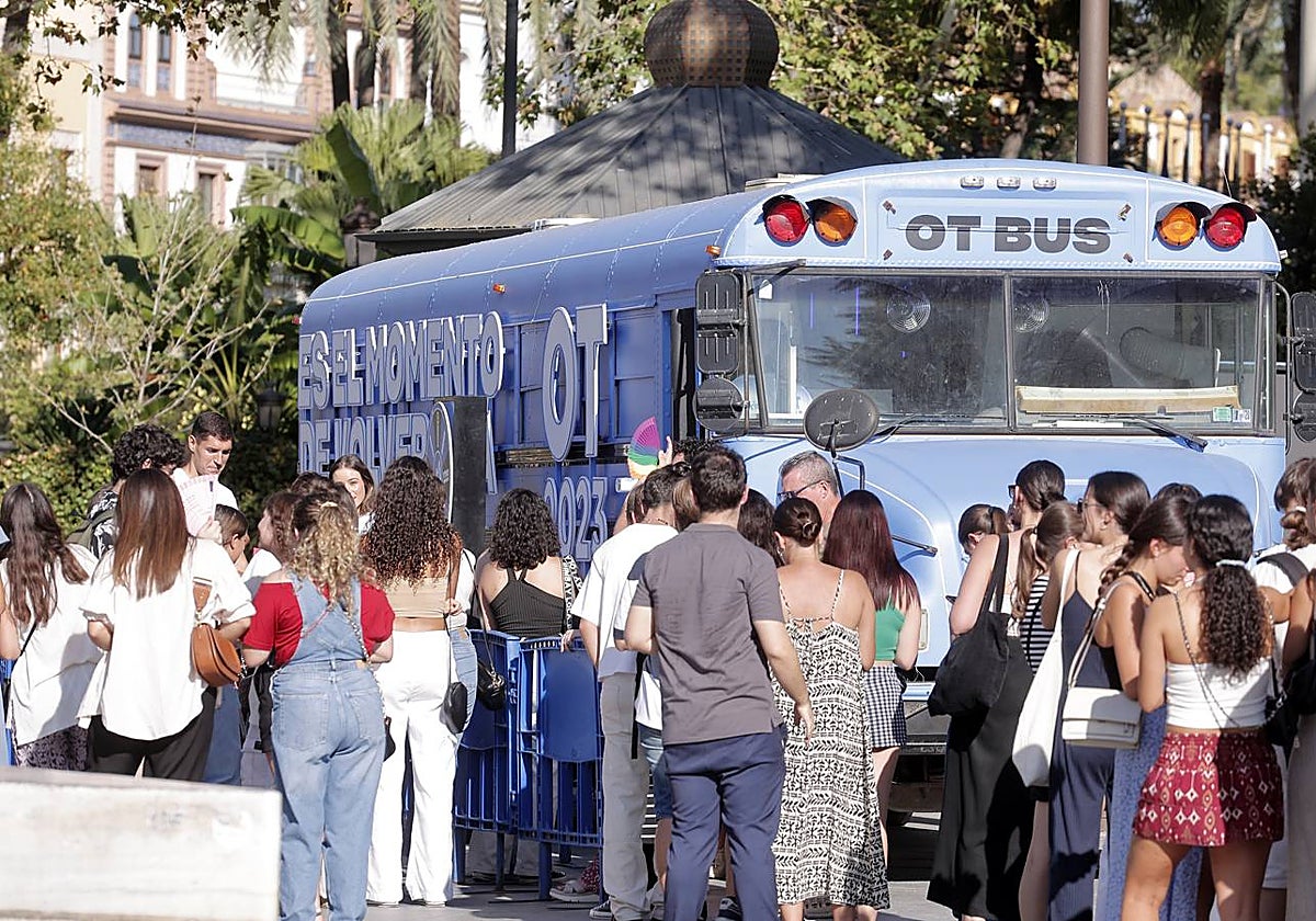 Los fans del programa musical esperan para visitar el autobús-museo de OT en Sevilla