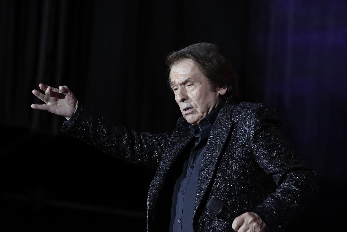 Raphael, durante su concierto en la Maestranza de Sevilla