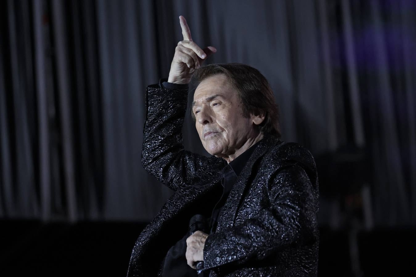Raphael, durante su concierto en la Maestranza de Sevilla