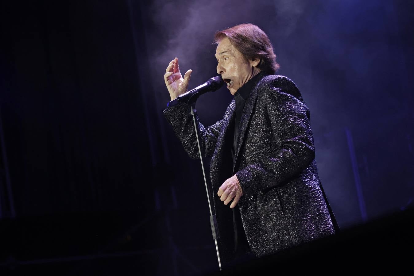 Raphael, durante su concierto en la Maestranza de Sevilla