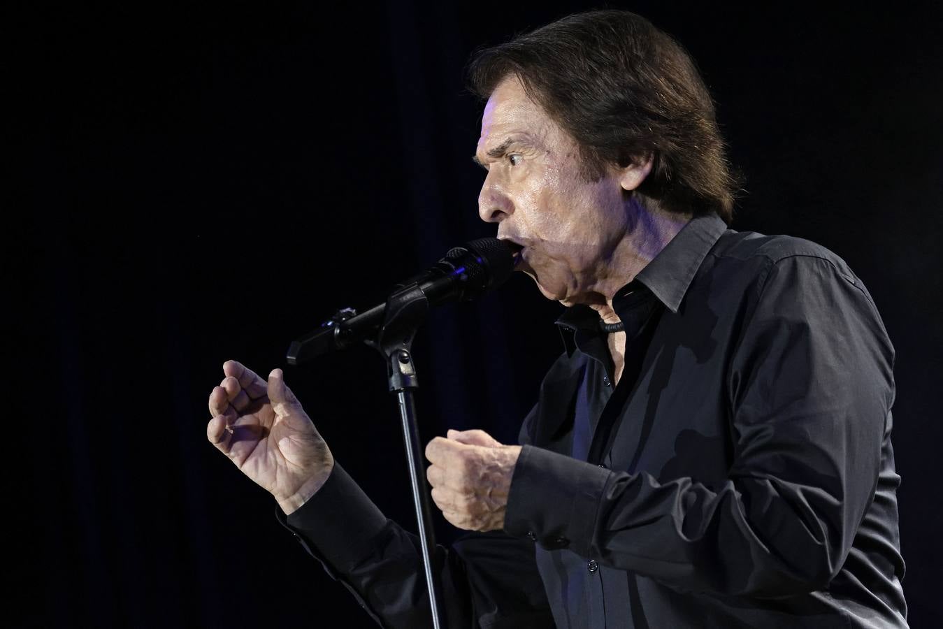 Raphael, durante su concierto en la Maestranza de Sevilla