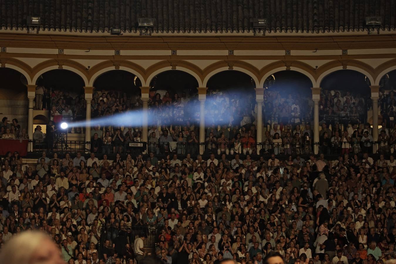 Raphael, durante su concierto en la Maestranza de Sevilla