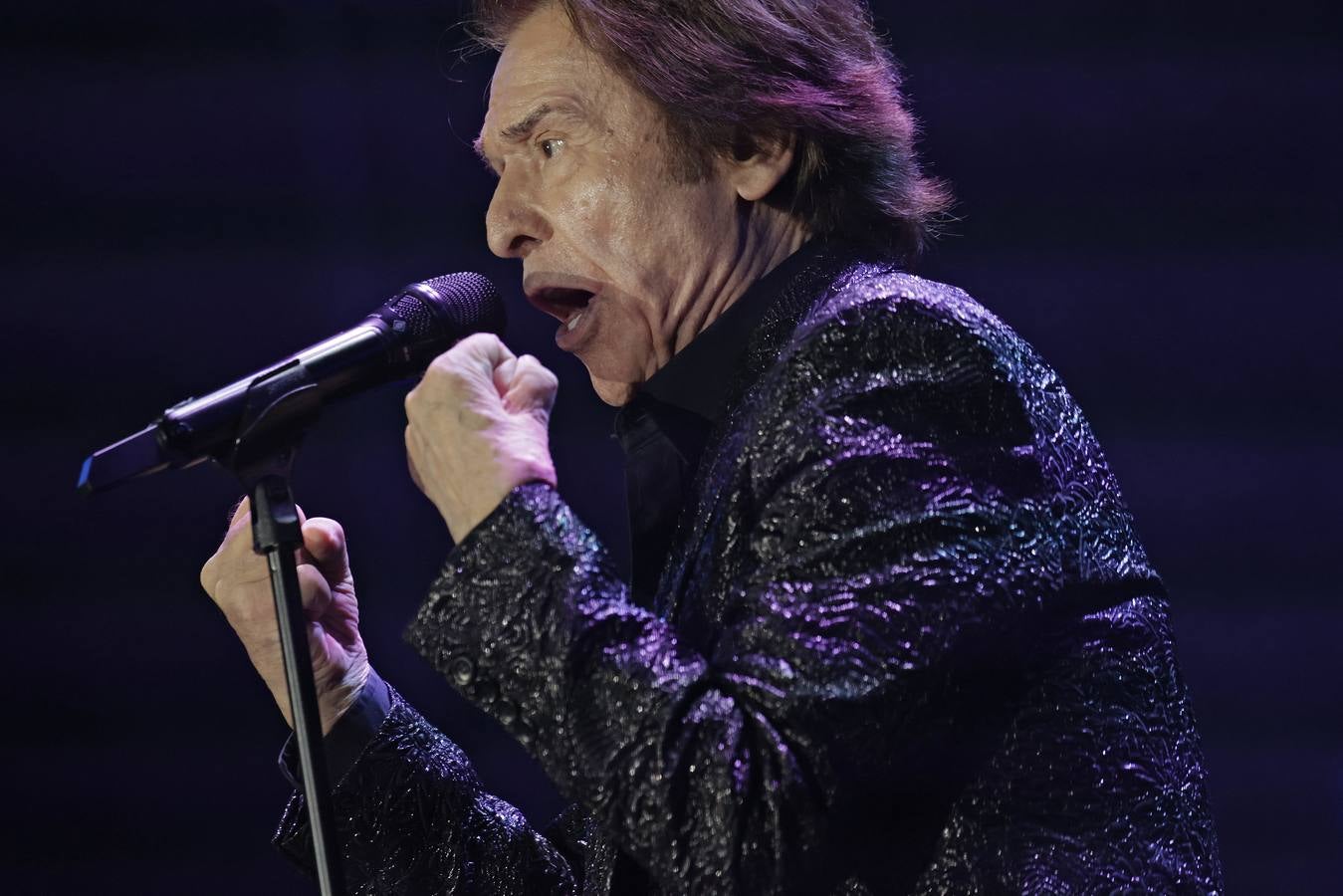 Raphael, durante su concierto en la Maestranza de Sevilla