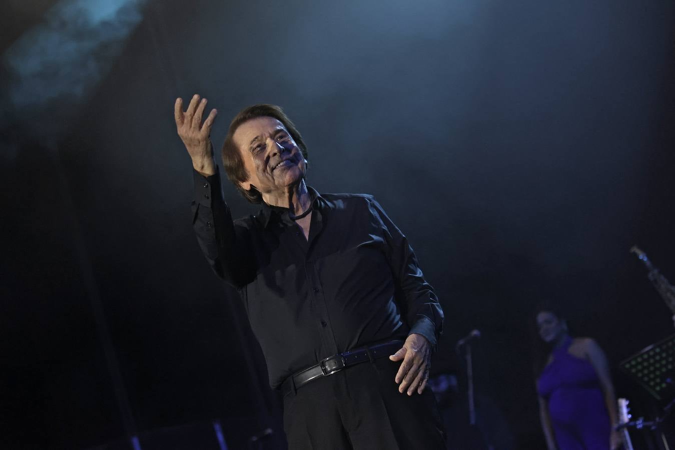 Raphael, durante su concierto en la Maestranza de Sevilla