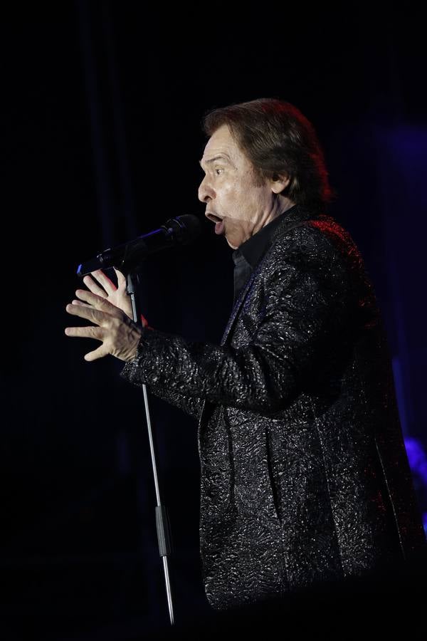 Raphael, durante su concierto en la Maestranza de Sevilla